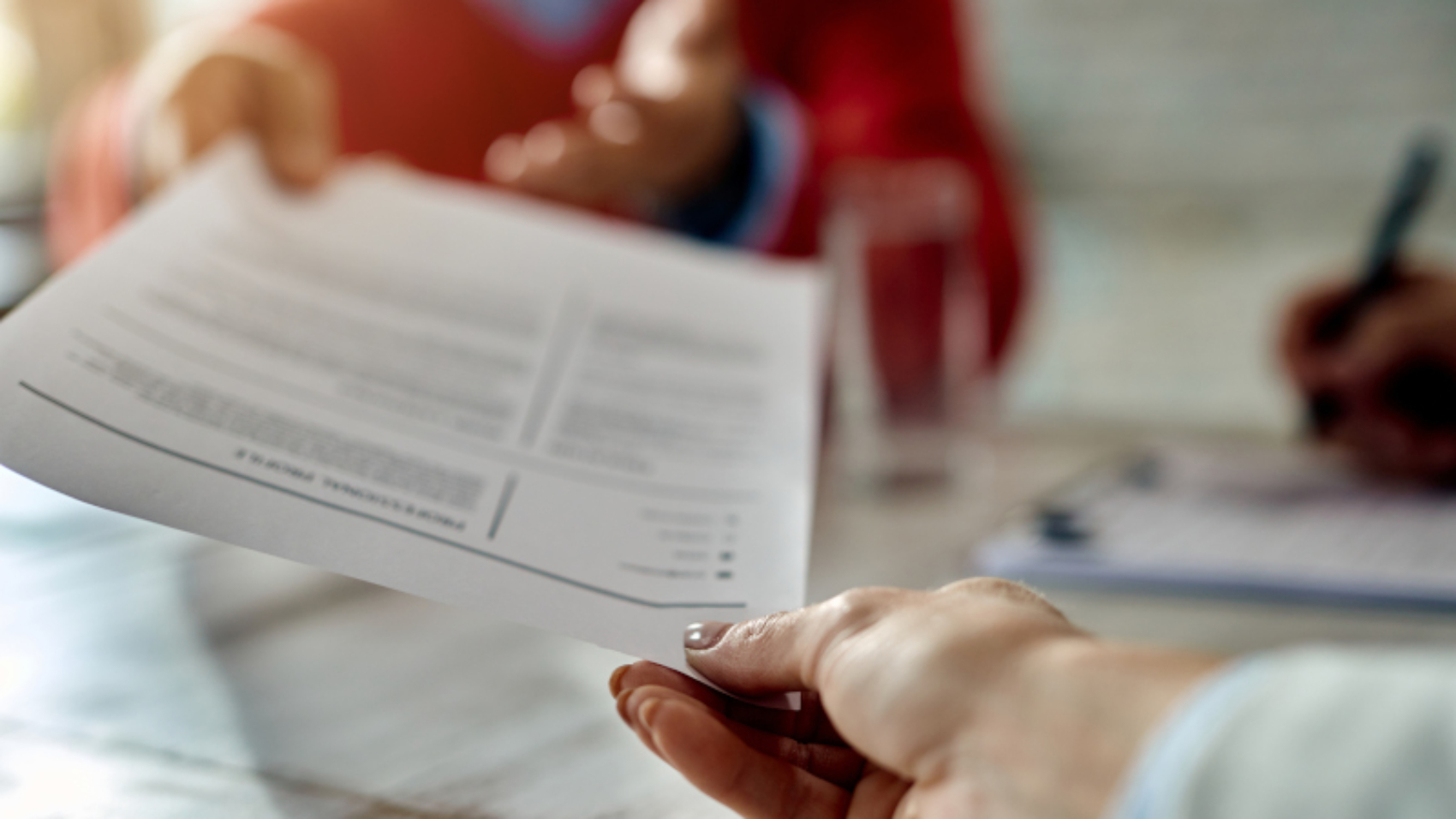 Entregando curriculum a ingeniero